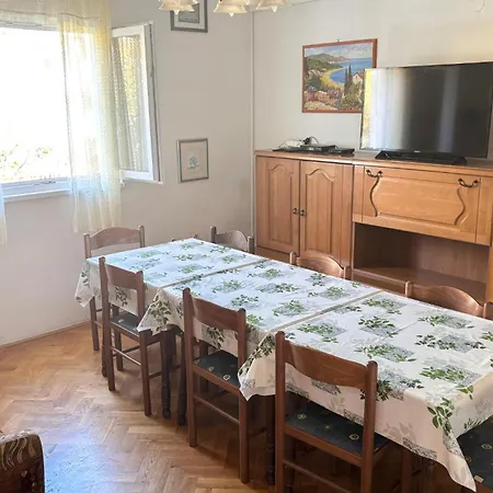 4 Bedroom Lovely In Banjol