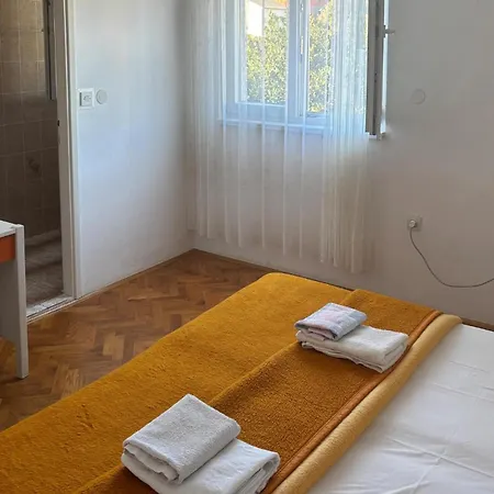 Apartment 4 Bedroom Lovely In Banjol