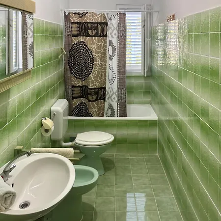 4 Bedroom Lovely In Apartment *